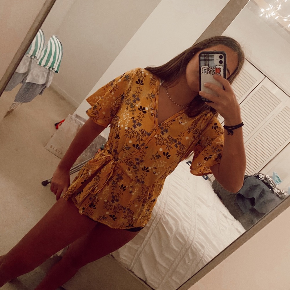 yellow floral front tie top!!🤍🤍💛